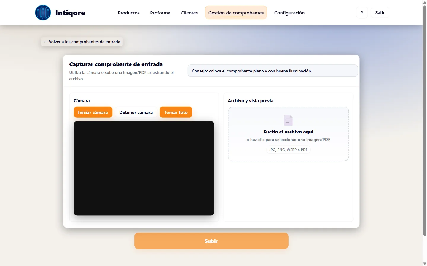 La pantalla de Intiqore para subir un comprobante de entrada: tomar foto con la cámara o arrastrar el archivo.